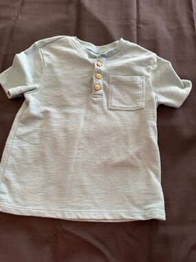 EUC Old Navy Boys Soft Blue Short Sleeve Henley Pocket Tee with buttons. Size 5T
